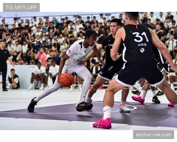 贾·莫兰特今天带了个啥豪车，路人全懵了，像明星出街似的