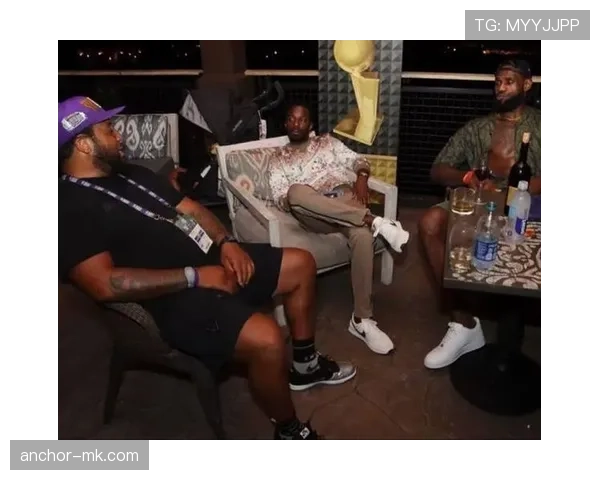 勒布朗沙发上扎堆看剧，这日常谁信得过？