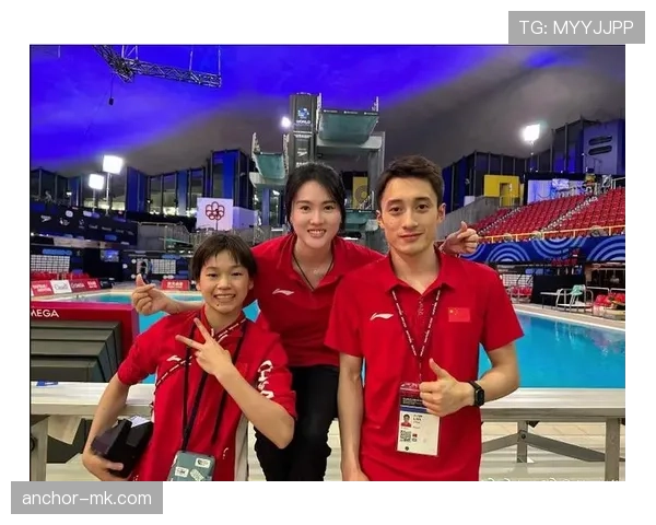 练俊杰训练完直接啃鸡腿？这自律和放纵切换也太丝滑了